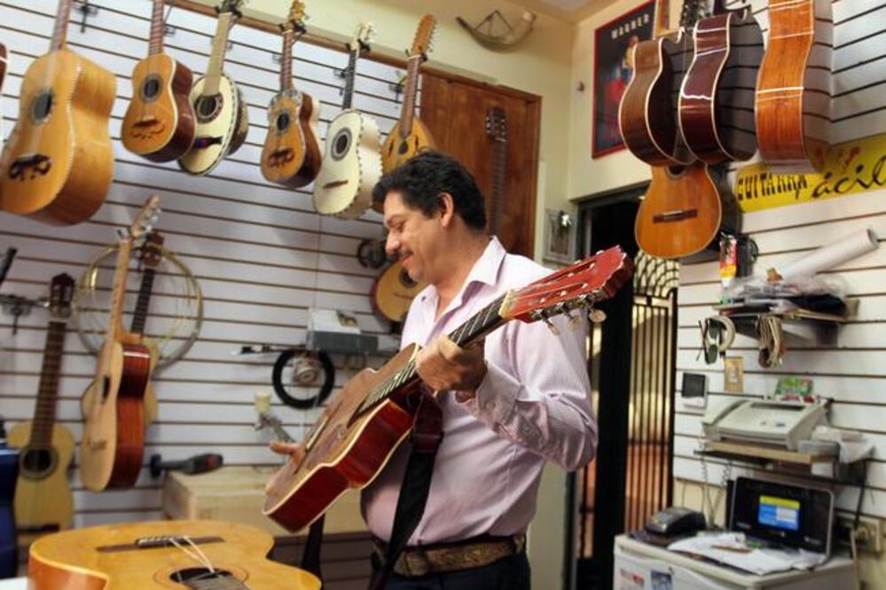 La tienda de Manuel se ubica en el cruce de las calles Guerrero y Pino Suárez, en el centro de la capital (CÉSAR GÓMEZ. EL UNIVERSAL)