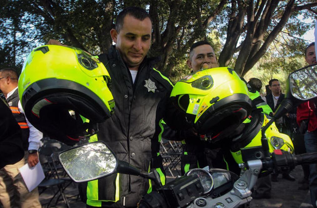 Además, la mañana de ayer a policías y elementos de protección civil les entregaron nuevos equipos. (LUIS SANCHEZ. EL UNIVERSAL)