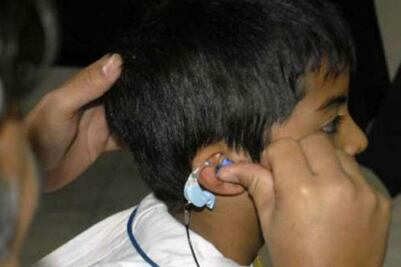 Entregan 200 aparatos auditivos 