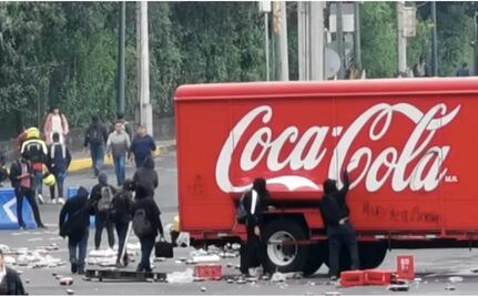 Encapuchados vandalizan estación de Metrobús y camión de refrescos frente a CU