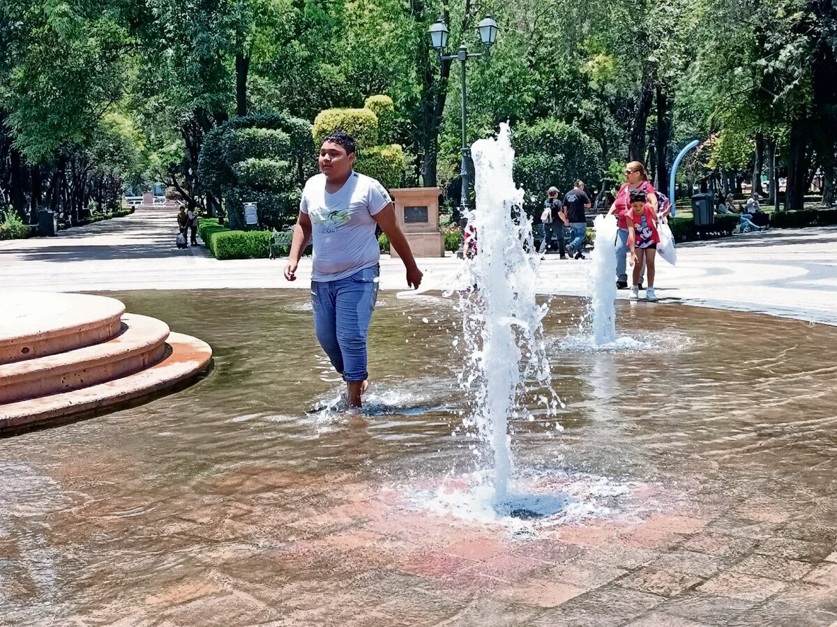 Capitalinos se refrescan ante altas temperaturas