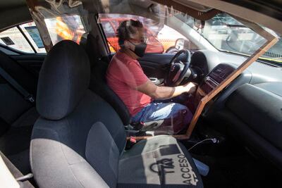 Con cabinas, taxistas evitan contagios del Covid-19 