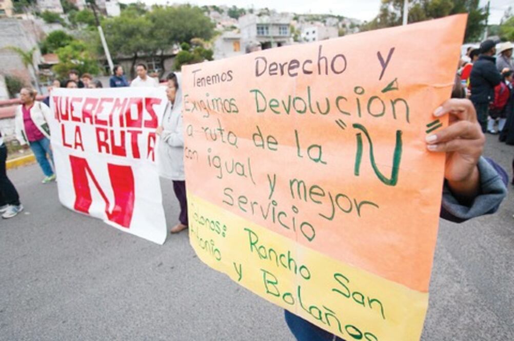 Cierran vía por desaparición de rutas