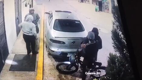 A mano armada, sujetos asaltan en una gasolinera de la capital