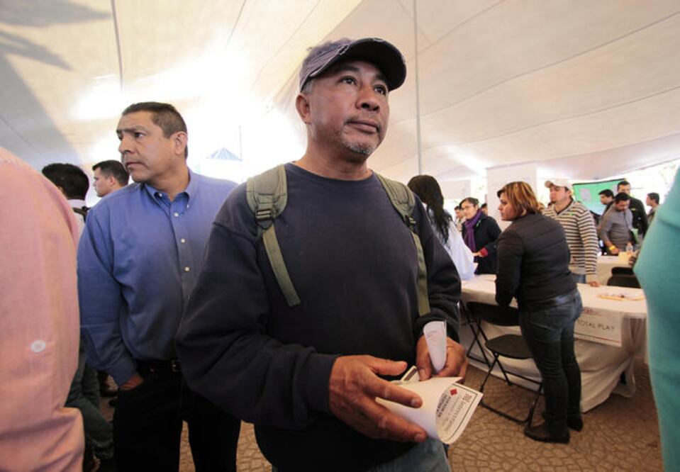 Armando llegó a la cuarta feria del empleo organizada por la capital y el Servicio Nacional de Empleo buscando trabajo como soldador. (LUIS SÁNCHEZ. EL UNIVERSAL)