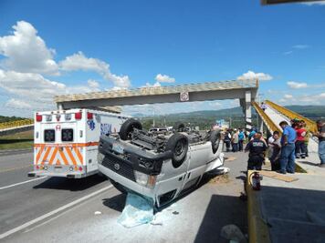 Vuelca camioneta de transporte de personal
