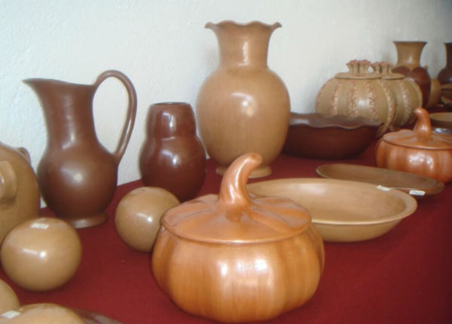 Ollas, platos y vasos de barro bruñido