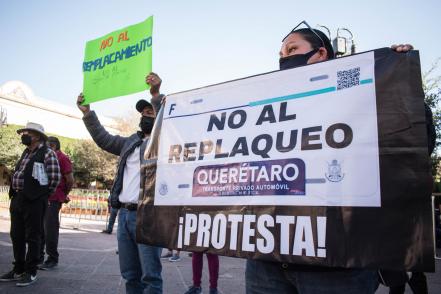 "¡No al reemplacamiento, no al reemplacamiento", protestan en Querétaro 