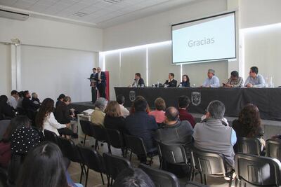 Presentan libro sobre rezago de la economía