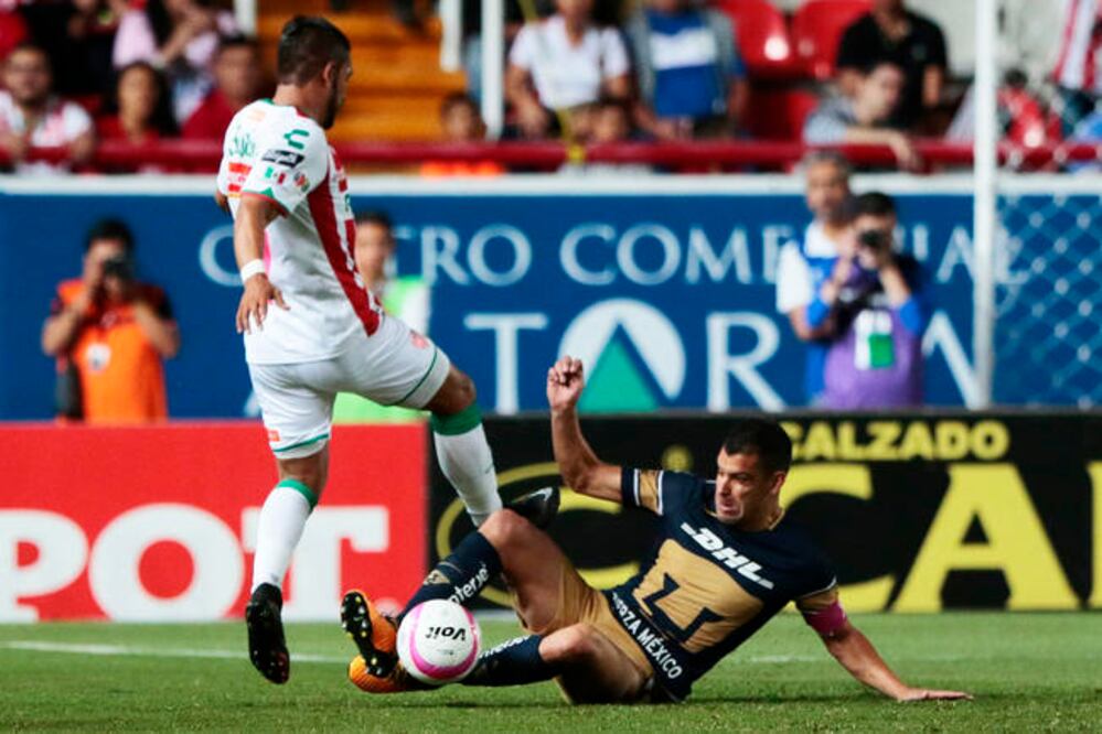 Alcoba cometió mano dentro del área y no fue sancionada (Foto: Imago7/ Álvaro Paulin)