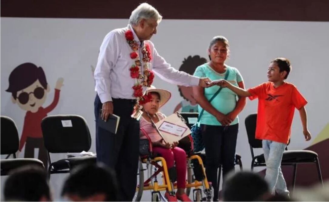 AMLO presentó en compañía de María Luisa Albores de la secretaria de Bienestar el programa pensión para el bienestar de las personas con discapacidad en la montaña de Guerrero. Foto: Juan Carlos Reyes