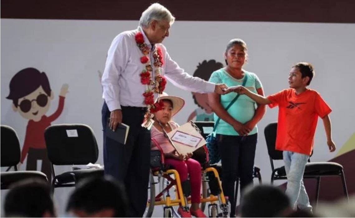 Arranca AMLO programa para personas con discapacidad en Guerrero