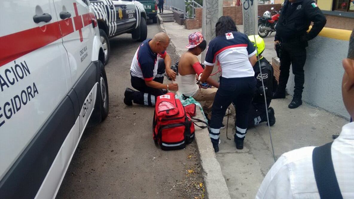 Apuñalan y asaltan a adolescente en Avenida Corregidora