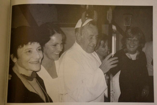 Ruis, divulgador del pensamiento social, político y económico, en una imagen en Alcalá de Henares, como “Papa provisional”. Foto de 1997 (ILUSTRACIÓN TOMADA DEL LIBRO “RIUS. MIS CONFUSIONES)