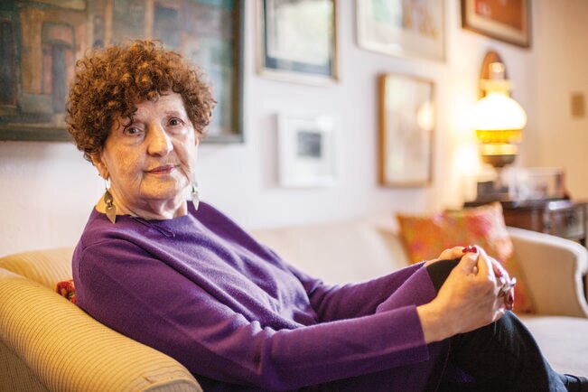 En "Y por mirarlo todo, nada veía", Margo Glantz propone al lector hacer una reflexión crítica sobre las redes sociales. FOTO: ARCHIVO