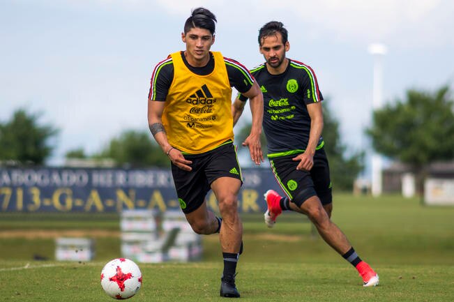 Alan Pulido (izquierda) estará en el eje del ataque mexicano para el duelo amistoso contra Paraguay. (IMAGO7)