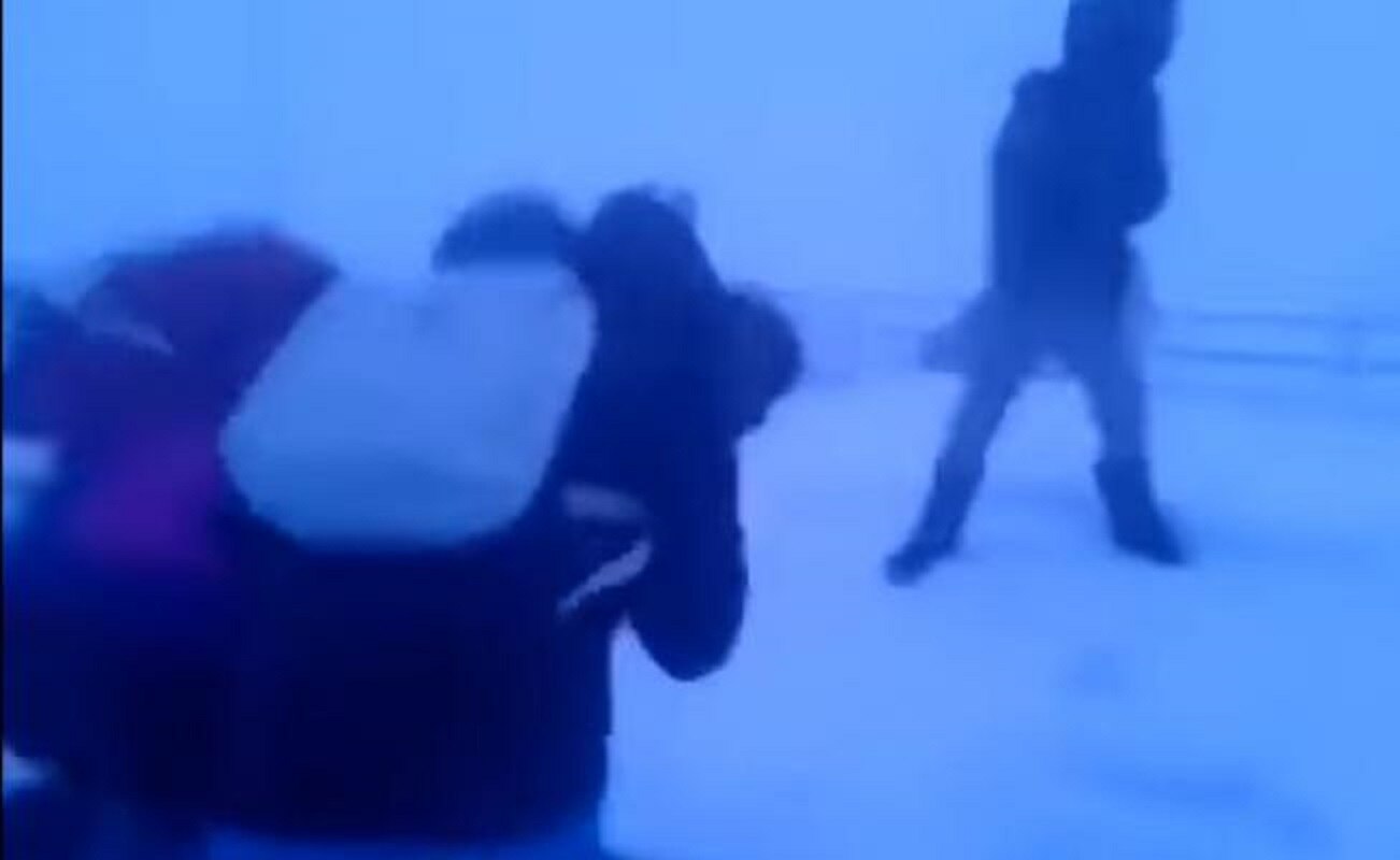 Video. Niños luchan contra fuertes vientos en Siberia