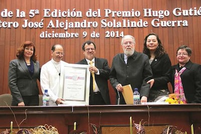 UAQ galardona al padre Solalinde