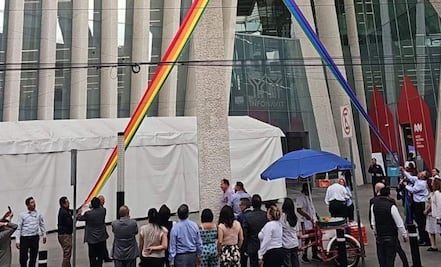 Rompen banderas LGBT en oficinas del Infonavit; "es un acto de barbarie", dice su director