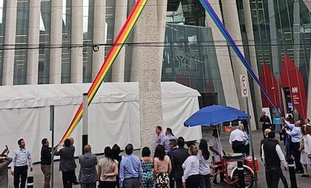 Rompen banderas LGBT en oficinas del Infonavit; "es un acto de barbarie", dice su director