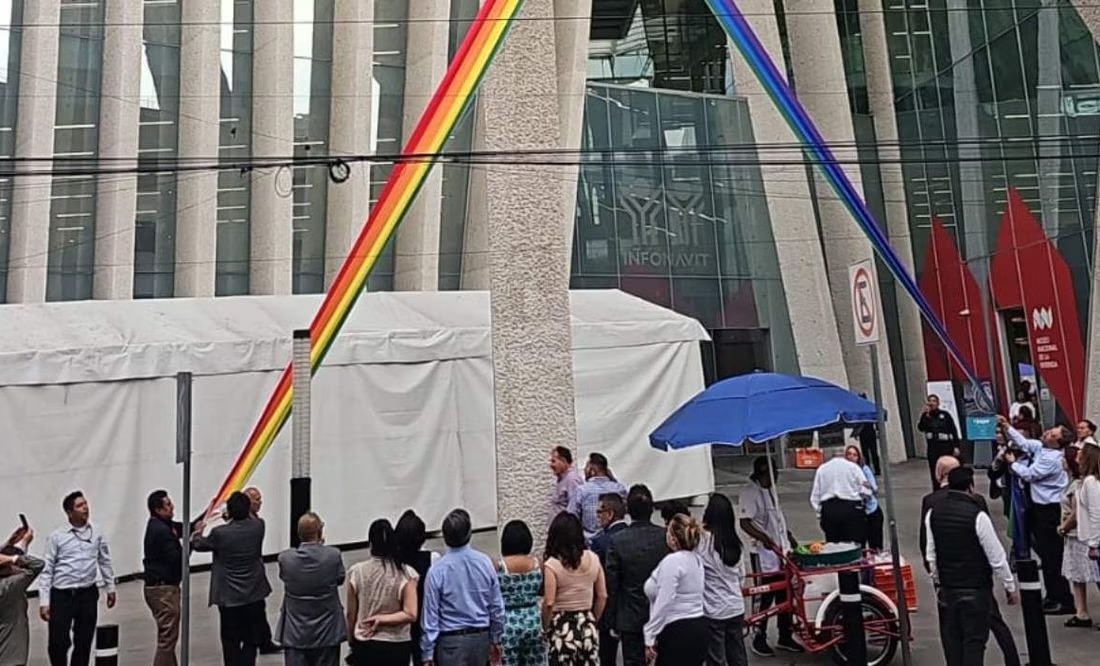 Rompen banderas LGBT en oficinas del Infonavit; "es un acto de barbarie", dice su director
