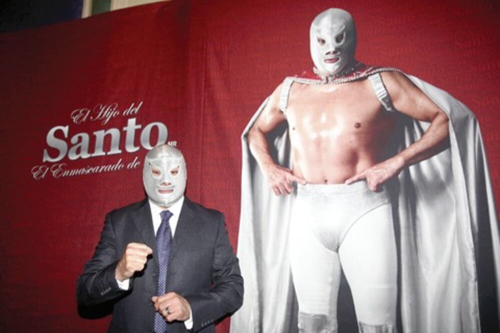 Abren tiendas de El Santo