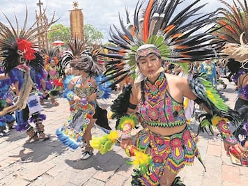 Concheros cierran la celebración de La Cruz