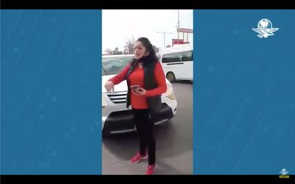 "Tú me provocaste": Mujer choca de reversa a combi en Edomex