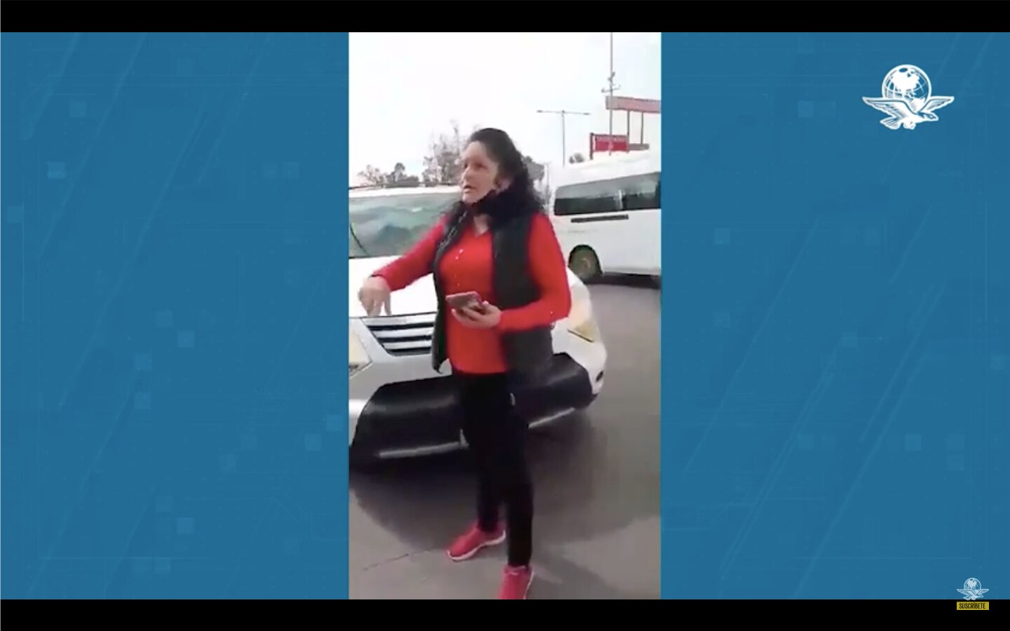 "Tú me provocaste": Mujer choca de reversa a combi en Edomex