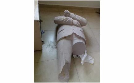 Custodian estatua de AMLO en Comisaría de Atlacomulco