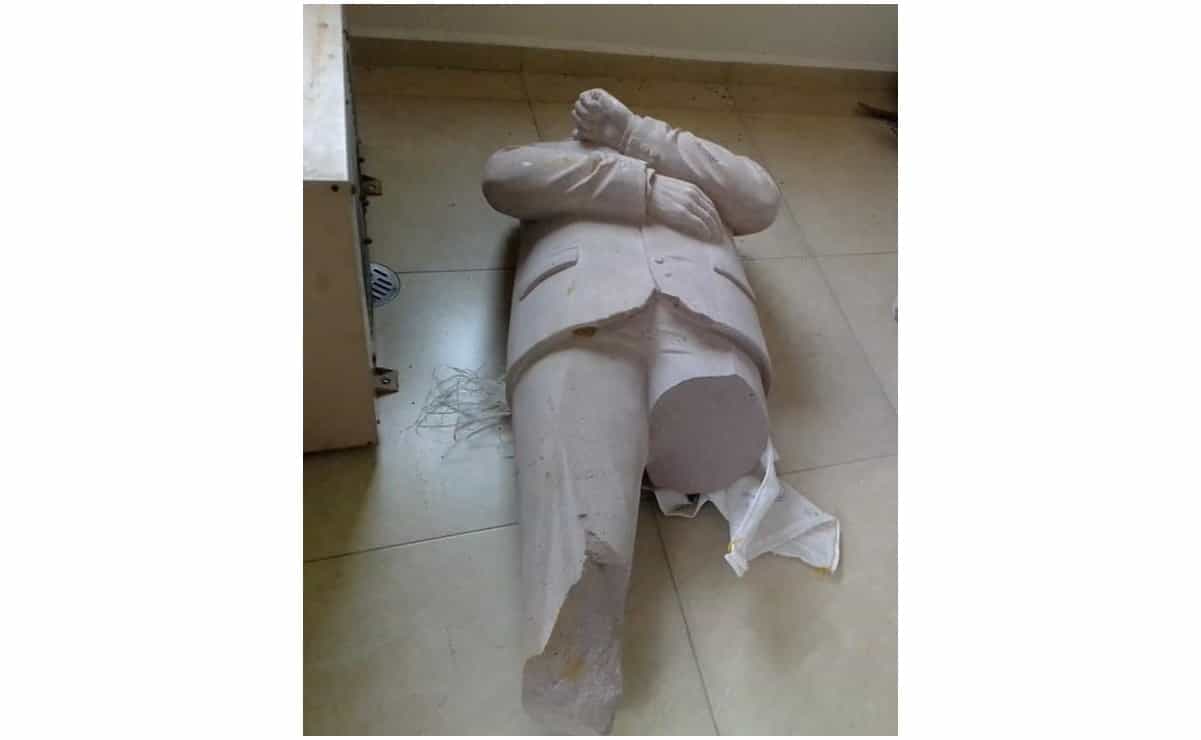 Custodian estatua de AMLO en Comisaría de Atlacomulco