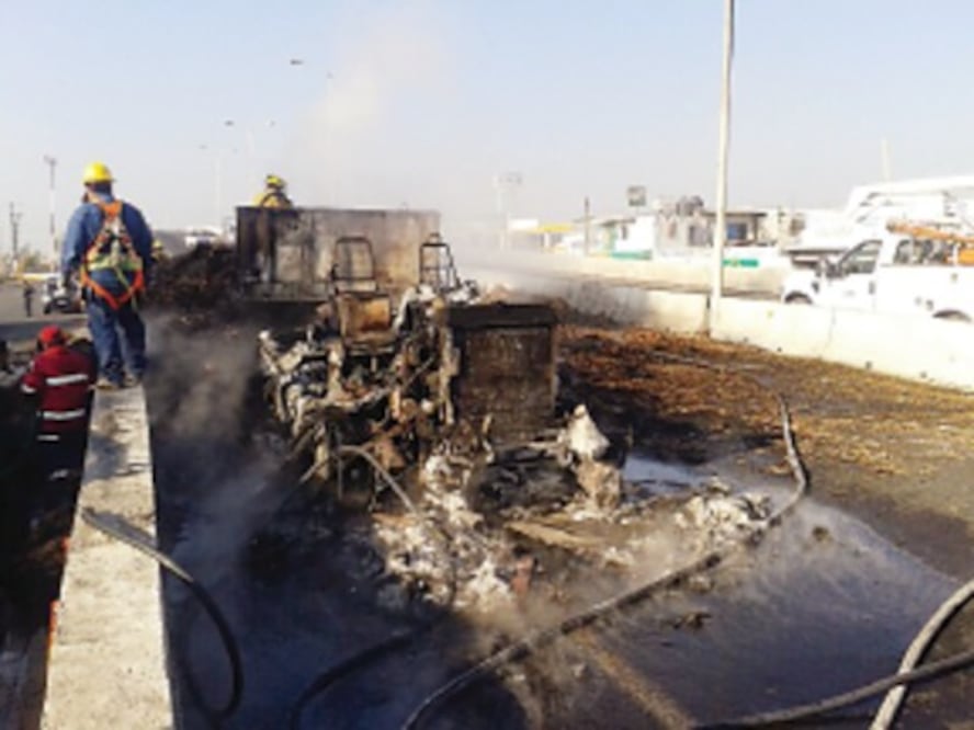 Se incendia camión en carretera