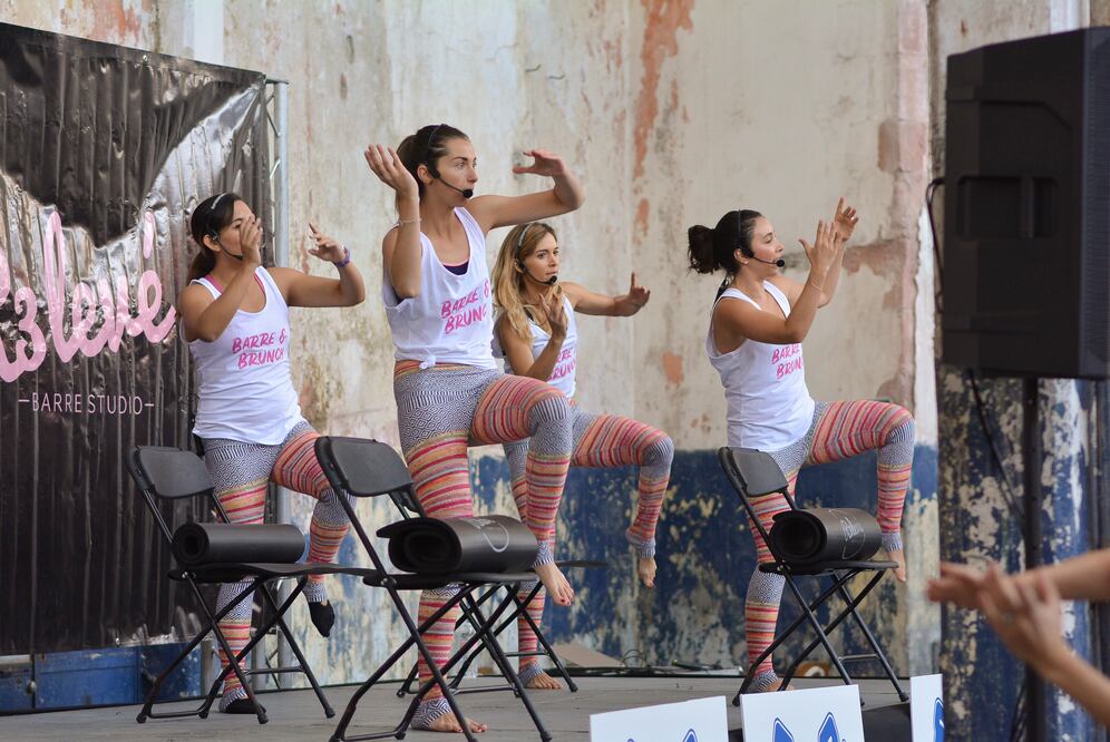 Cientos de mujeres habituadas a llevar una vida saludable acudieron a una magna clase impartida por el equipo de Relevé Barré / Foto: Mario Valdés