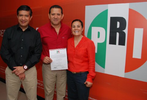 Recibe Landeros constancia