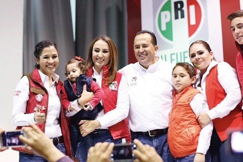 Promueve trabajo de su esposo en SJR