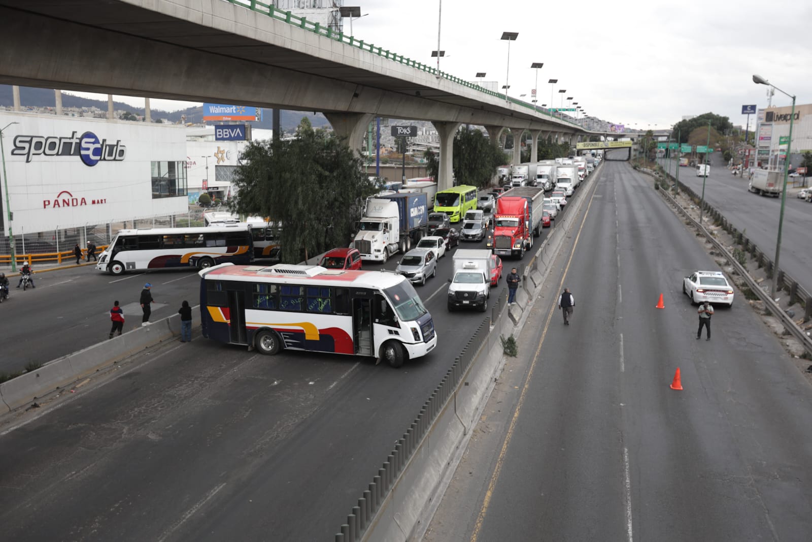 Carretera México-Querétaro inmovilizada: ya suman 11 horas de bloqueo; transportistas exigen la liberación de 3 de sus compañeros