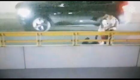 Policías salvan a un hombre en Querétaro; la persona estaba a la orilla de un puente