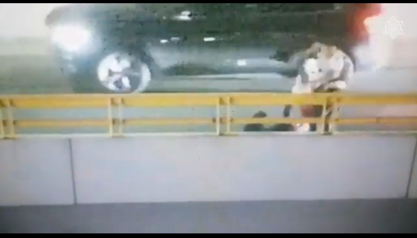 Policías salvan a un hombre en Querétaro; la persona estaba a la orilla de un puente