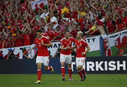 Bale coloca a Gales en los octavos