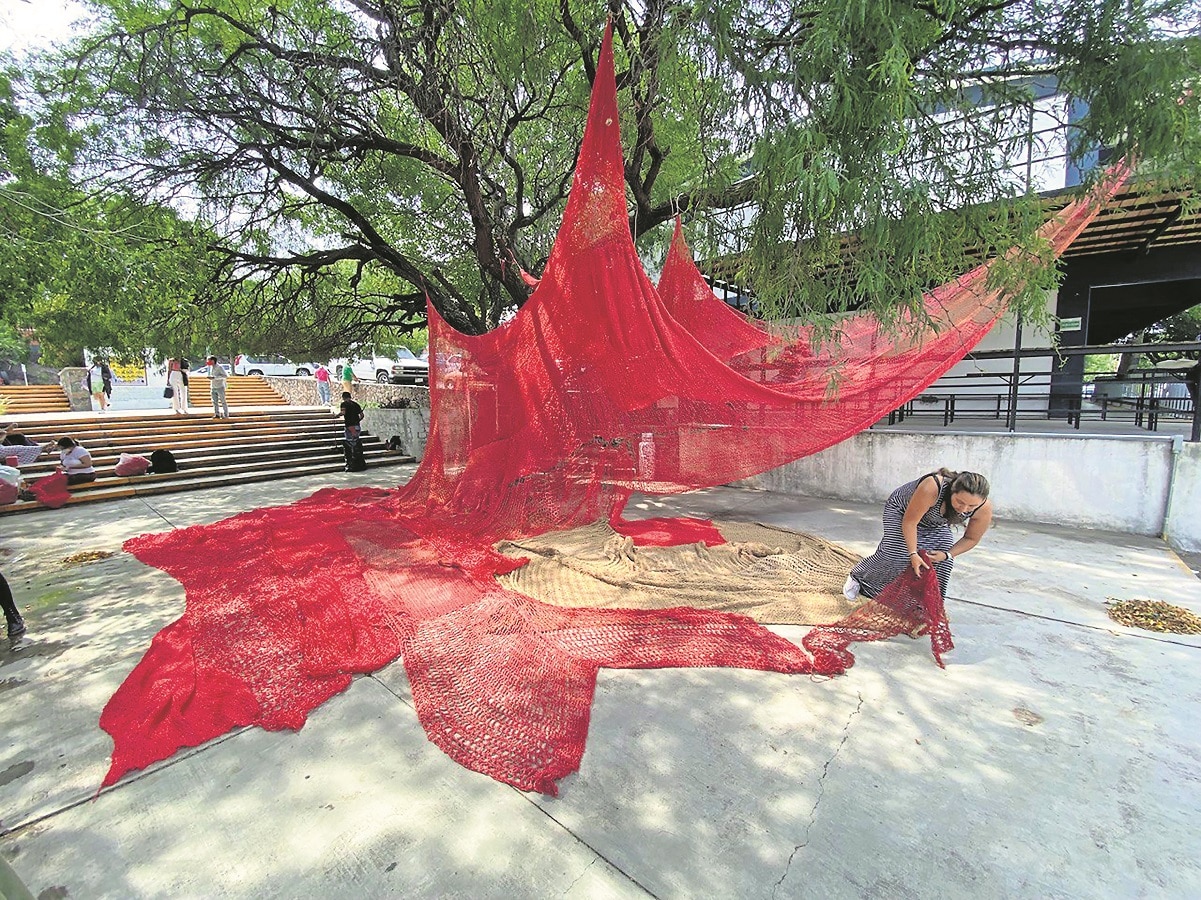 El paisaje rojo que denuncia las desapariciones forzadas llega a la Facultad de Ciencias Políticas de la UAQ 