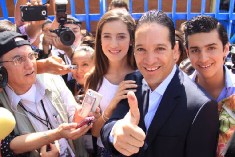 Vota Pancho en compañía de familiares