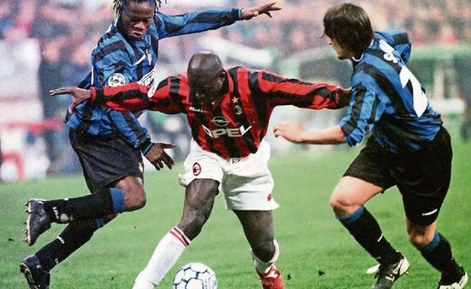 El liberiano brilló con el Milan italiano en la época de los 90. (AP)