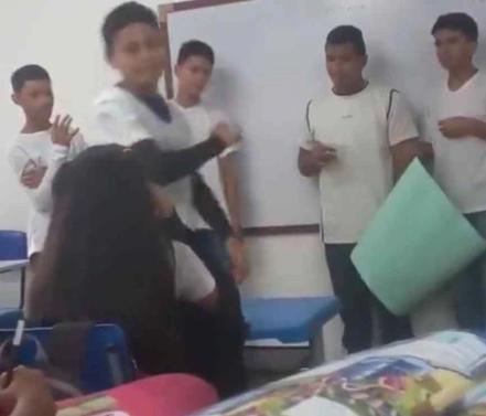 Alumno apuñala con un bolígrafo a su compañera que se burló de él en plena exposición