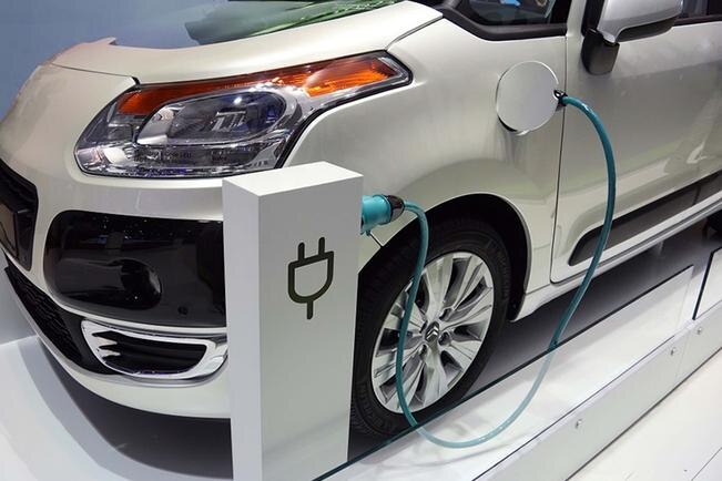Plazas y edificios deberán contar con electrolineras