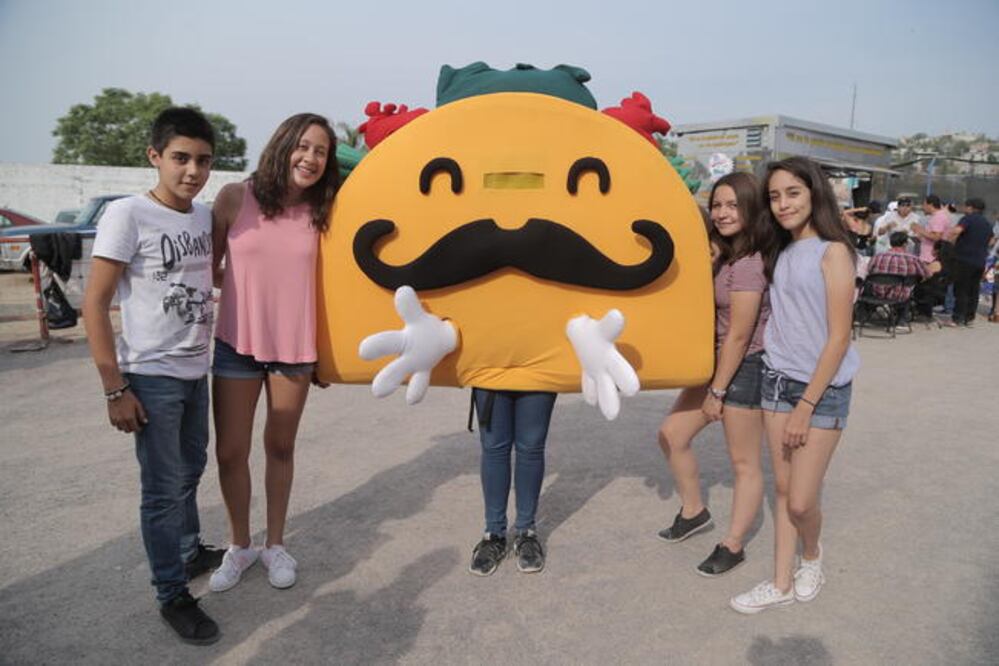La botarga del taco causó sensación entre los asistentes, quienes buscaban llevarse a casa una imagen acompañados de esta figura para el recuerdo (FOTOS: GONZALO IBAÑEZ. EL UNIVERSAL)