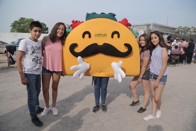 La botarga del taco causó sensación entre los asistentes, quienes buscaban llevarse a casa una imagen acompañados de esta figura para el recuerdo (FOTOS: GONZALO IBAÑEZ. EL UNIVERSAL)
