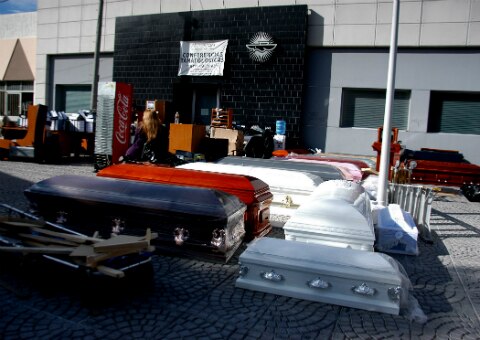 Realizan desalojo en funeraria