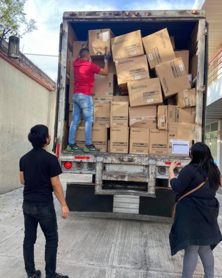 Empresa papelera dona material para continuar clases en los semáforos de Querétaro