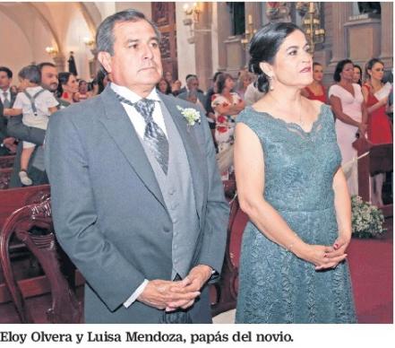 Thamara & Diego pisan el altar