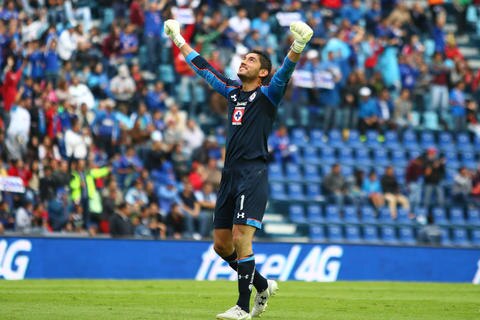Cruz Azul se aferra